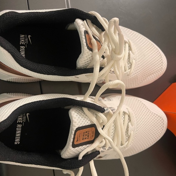 NEW Nike Women's White and Gold Running Shoes Brand New - Picture 6 of 6